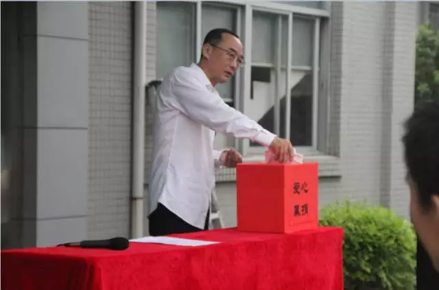 一方は問題を抱えており、8つの政党が支持しています-OMGの愛が動いています 一方は問題を抱えており、8つの政党が支持しています-OMGの愛が動いています